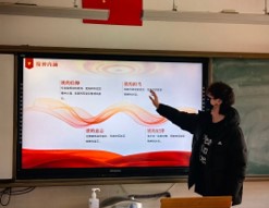 宣講人向江蘇省蘇州實驗中學(xué)的同學(xué)們講述鐵軍精神