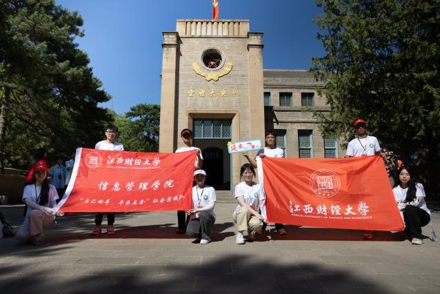 合照舉旗