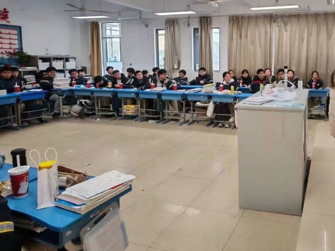 江蘇省鎮(zhèn)江中學(xué)的同學(xué)認(rèn)真聆聽事跡